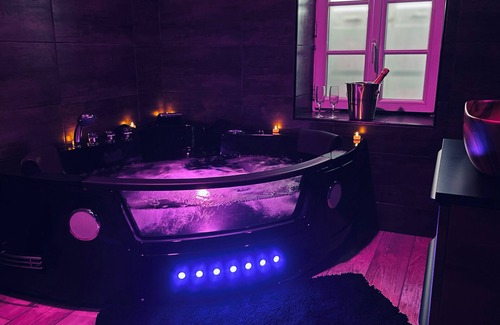 Chateau-Landon Apartment | Love Room Le Chalet/Jacuzzi/Sauna