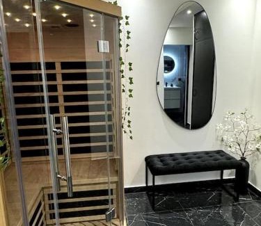 Saint-Ouen-l'Aumone Apartment | Love Room, Luna Spa