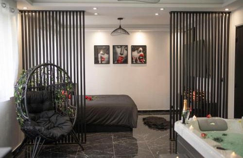 Saint-Ouen-l'Aumone Apartment | Love Room, Luna Spa