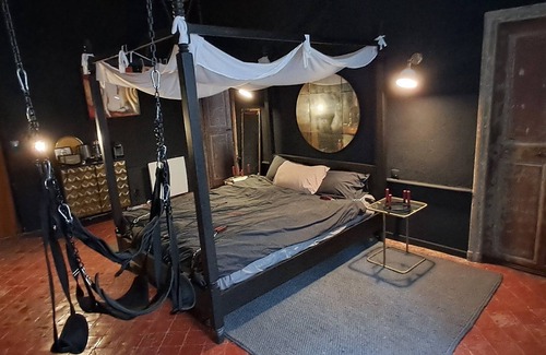 Saint-Jean Bed & Breakfast | Love room Perpignan - secret room - room 50 nuances de grey