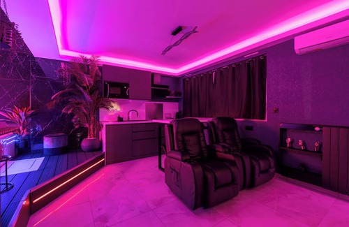 Le Busca Apartment | Love room Toulouse (luxury suite, private spa, massage seats.)