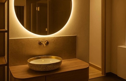Vitre House | Love room with secret room and wellness area