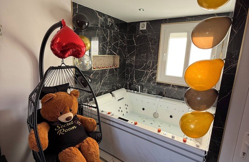 Choisy-le-Roi Apartment | Love room with spa 94