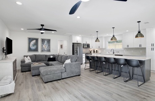 Foley House | Love Shack in Foley/Hot Tub/Modern Cozy