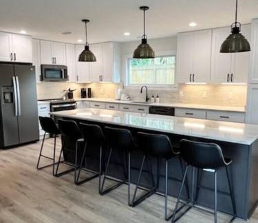 Foley House | Love Shack in Foley/Hot Tub/Modern Cozy