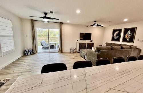 Foley House | Love Shack in Foley/Hot Tub/Modern Cozy