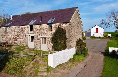 Milford Haven House | Loved for Its Tranquility, exclusivity. Central location. Hot tub.