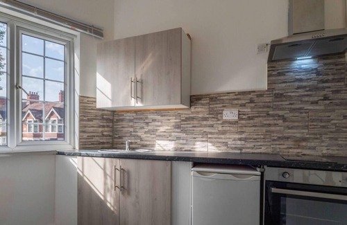 Coventry House | Lovely 13-Bed House in Coventry
