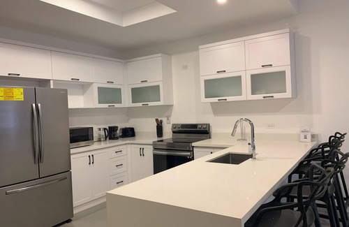 Beverly Hills Apartment | Lovely 2 B/R Apartment in Kingston