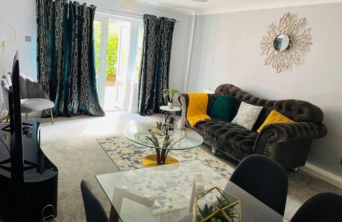 Rochester House | Lovely 2-Bed House in Rochester