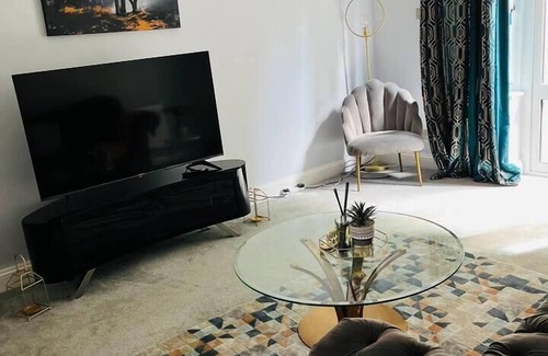 Rochester House | Lovely 2-Bed House in Rochester