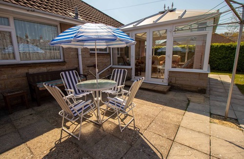 Bembridge House | Lovely 2 Bedroom Bungalow Close To Beach, Village And Shops. Good Prices Too.