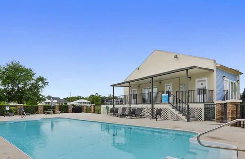 Long Beach Condo | Lovely 2 Bedroom Condo with a Pool and Beach View