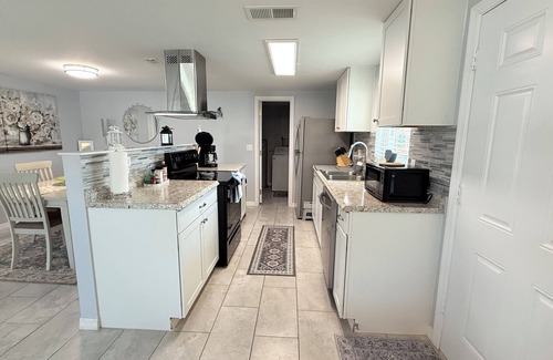 Vamo Condo | LOVELY 2- BEDROOM CONDO 7 MINUTES FROM SIESTA KEY