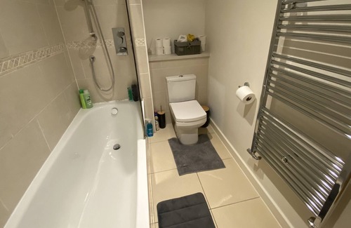 Broad Oak House | Lovely 2-bedroom holiday home with free parking.