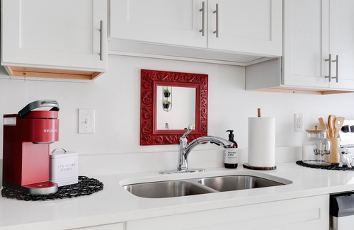 Fan District Apartment | Lovely 2 Bedroom in the Heart of The Fan