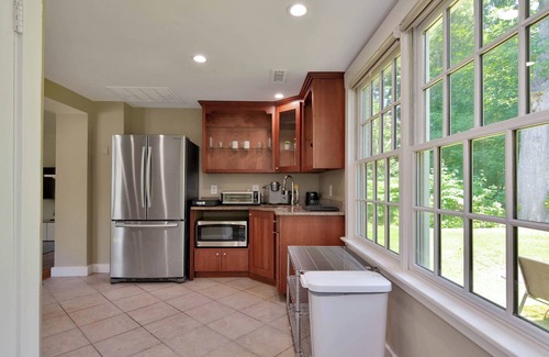 Andover House | Lovely 2 bedroom- kitchenette