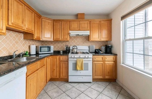 Central Business District Apartment | Lovely 2 bedroom/Near EWR/Free Parking