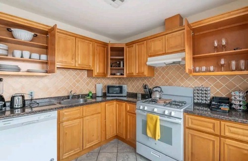 Central Business District Apartment | Lovely 2 bedroom/Near EWR/Free Parking
