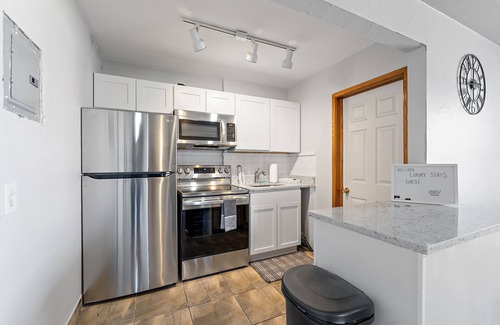 Union Park Apartment | Lovely 2 Bedroom Rental Blocks Away From Allianz!