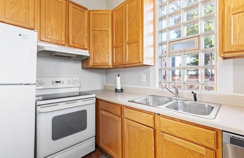 Babe Denny House | Lovely 2 bedroom Town Home - Close To It All!