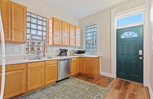 Babe Denny House | Lovely 2 bedroom Town Home - Close To It All!