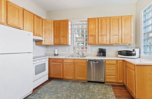 Babe Denny House | Lovely 2 bedroom Town Home - Close To It All!