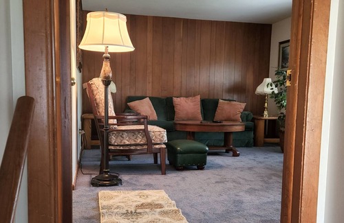 East Syracuse Apartment | Lovely 2 Bedroom Upper Apartment. Centrally located. Only min to RT 690 and 81.