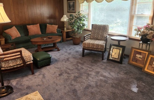 East Syracuse Apartment | Lovely 2 Bedroom Upper Apartment. Centrally located. Only min to RT 690 and 81.