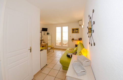 Les Bormettes Apartment | Lovely 2-person studio 250 meters from the BEACH with HEATED SWIMMING POOL & TENNIS (101)