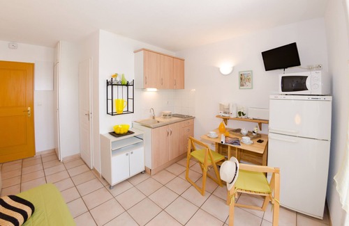 Les Bormettes Apartment | Lovely 2-person studio 250 meters from the BEACH with HEATED SWIMMING POOL & TENNIS (101)