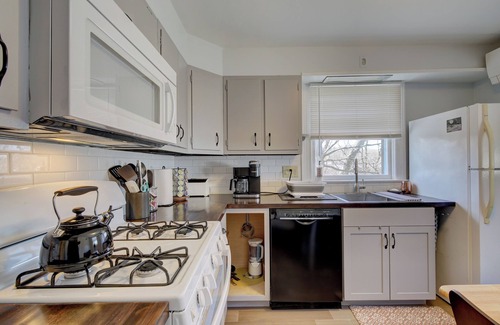 Kingston Stockade District House | Lovely 2 queen size bedroom apt one block from Rough Draft and Uptown Kingston