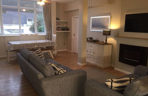 Porthtowan Apartment | Lovely 3 Bed apartment-just 3 min walk from the beach.