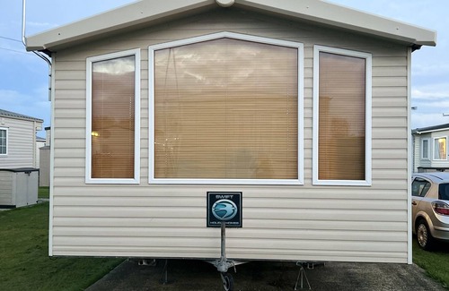 Clacton-on-Sea House | Lovely 3 bed caravan near the beach, ideal for families!