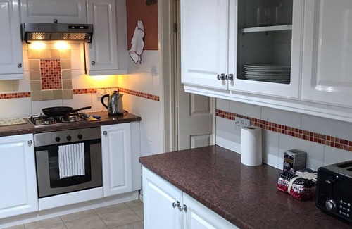 Fareham House | Lovely 3 Bedroom holiday home with free parking