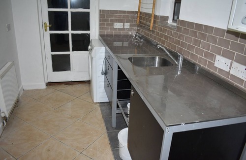 Woodside House | Lovely 3 bedroom home, open living/dining room, 2 bathrooms, garden and garage