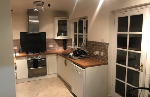 Woodside House | Lovely 3 bedroom home, open living/dining room, 2 bathrooms, garden and garage