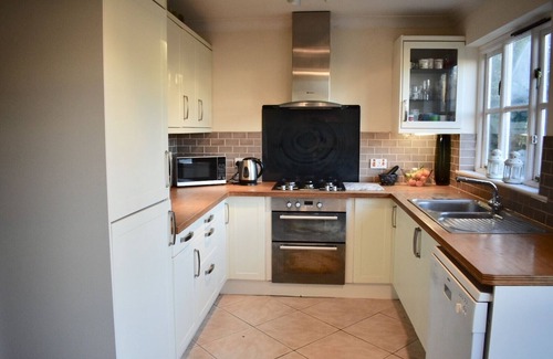 Woodside House | Lovely 3 bedroom home, open living/dining room, 2 bathrooms, garden and garage