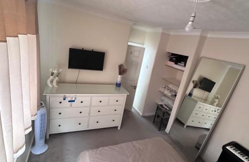 Borehamwood House | Lovely 3 bedroom house in Borehamwood .