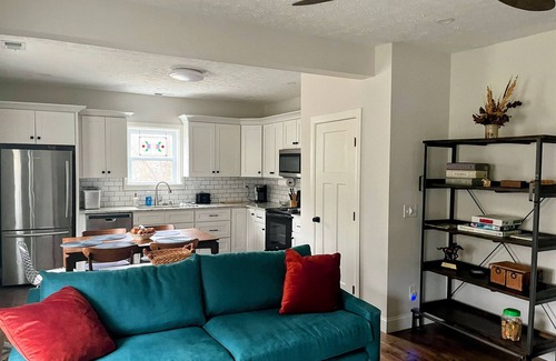 Crescent Hill Condo | Lovely 3BR/1BA PRIME Location!