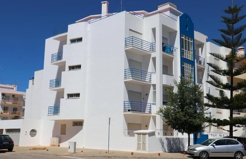 Mexilhoeira da Carregacao Apartment | Lovely 4-Bed Apartment in Estombar