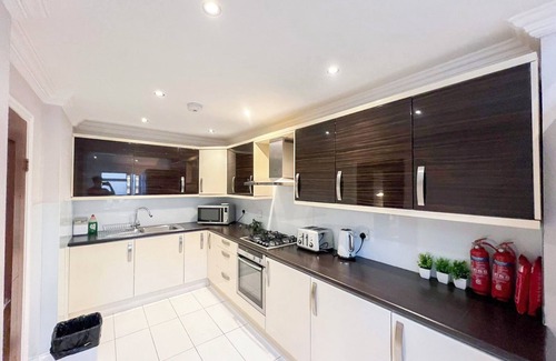 Brondesbury Apartment | Lovely 4-BedRm Kilburn Flat w/Garden & Parking near Hampstead Heath, Abbey Road
