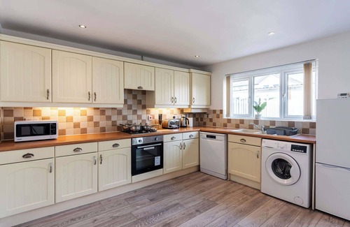 Kirk Sandall House | Lovely 4 Bedroom Home w Parking Near Doncaster