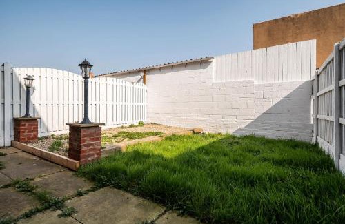 Kirk Sandall House | Lovely 4 Bedroom Home w Parking Near Doncaster
