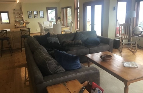 Pender Island House | Lovely 5 Bedroom Waterfront Home!