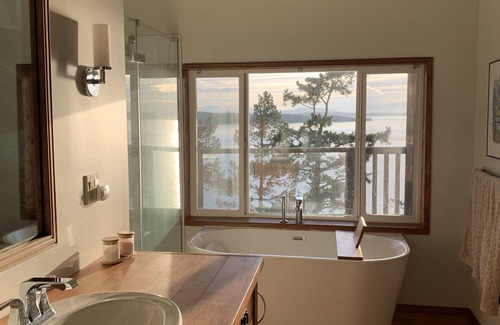 Pender Island House | Lovely 5 Bedroom Waterfront Home!