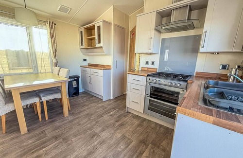 Felixstowe House | Lovely 6 berth caravan at Suffolk Sands Holiday Park ref 45010MV