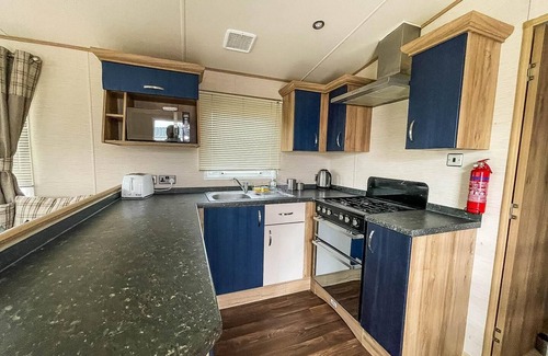 Swalecliffe House | Lovely 6 berth caravan with decking and WiFi in Kent, ref 47017C