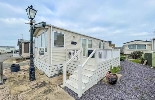 Swalecliffe House | Lovely 6 berth caravan with decking and WiFi in Kent, ref 47017C
