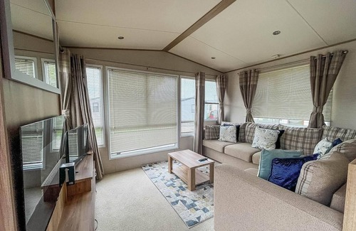 Swalecliffe House | Lovely 6 berth caravan with decking and WiFi in Kent, ref 47017C